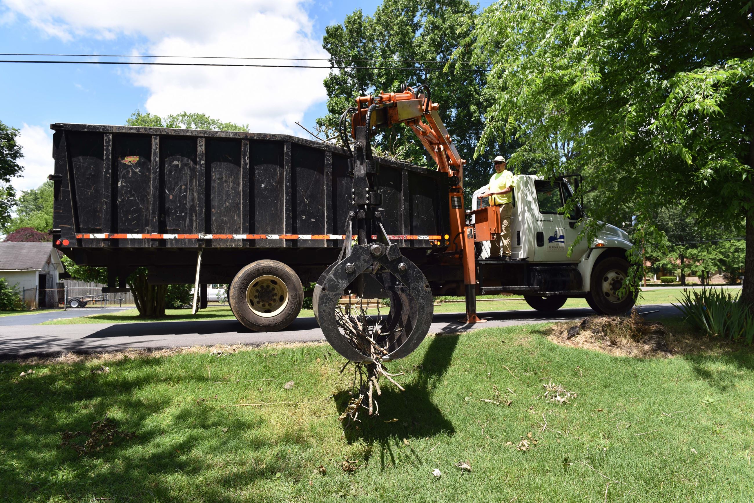 Brush knuckleboom truck